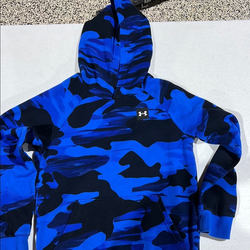 Boys size m Under Armour Kids Blue Camo Hoodie